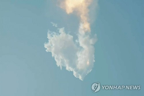 발사 4분 만에 비행 중 폭발한 우주선 스타십  연합뉴스 제공